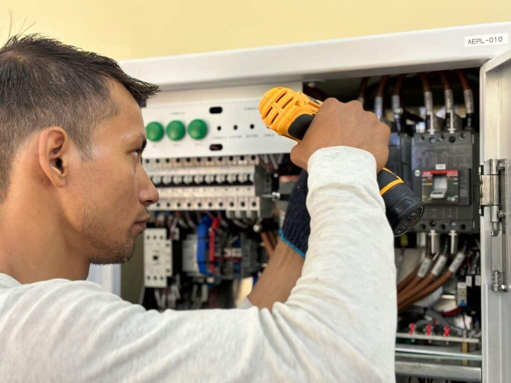 Commercial emergency electrician