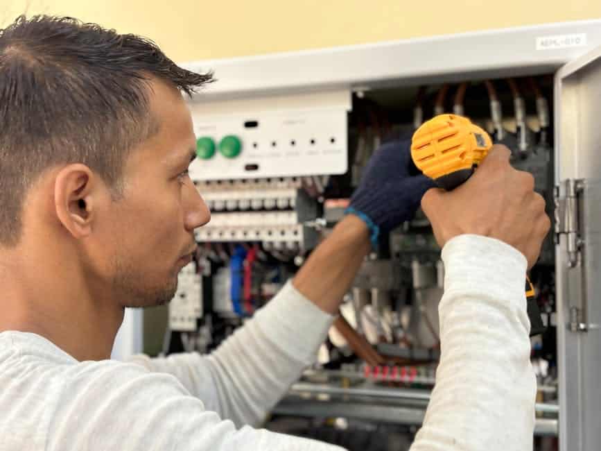 Commercial electrical system maintenance
